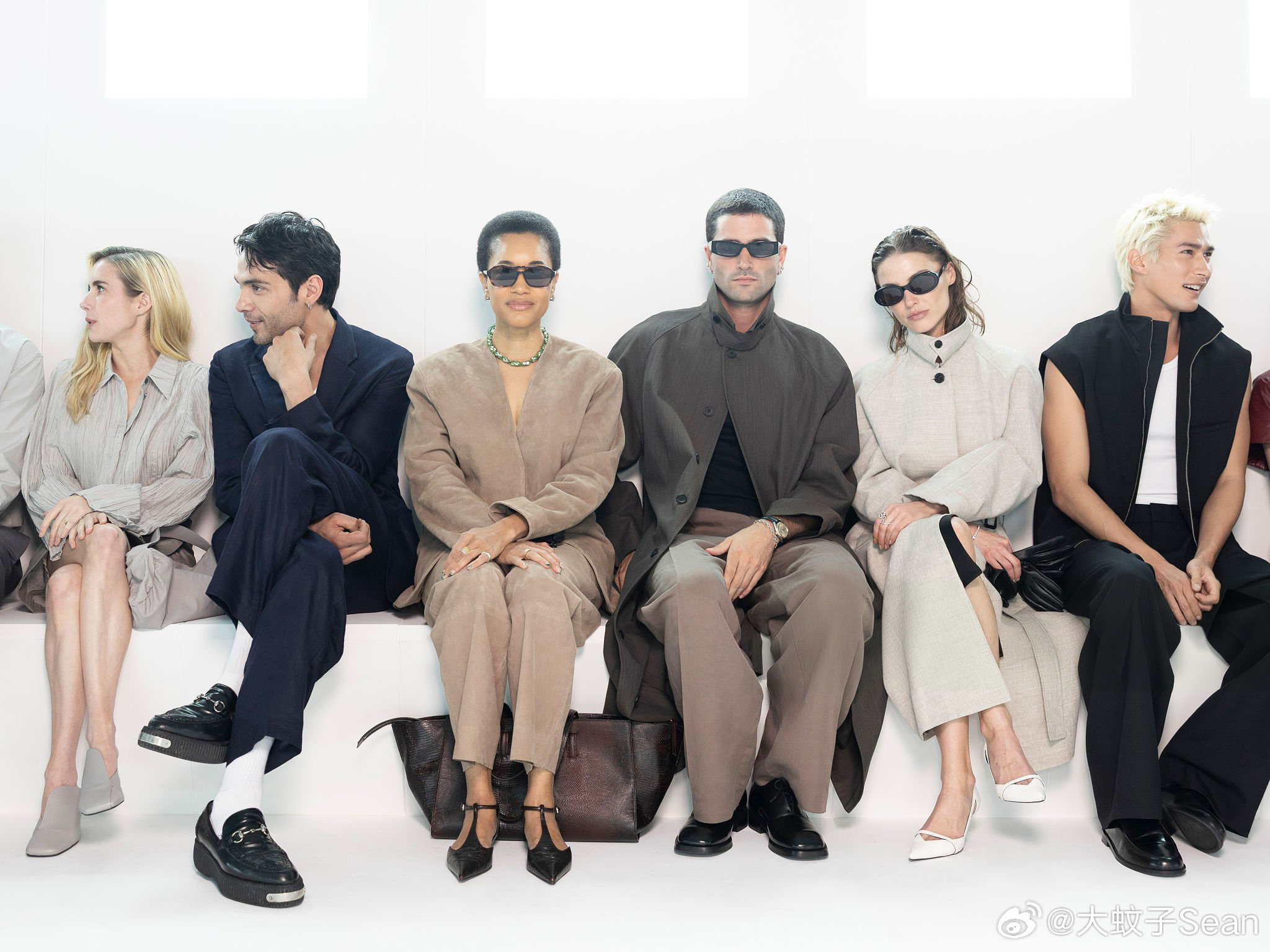 Emma Roberts艾玛罗伯茨昨天在韩国首尔出席观看COS品牌的2026年春