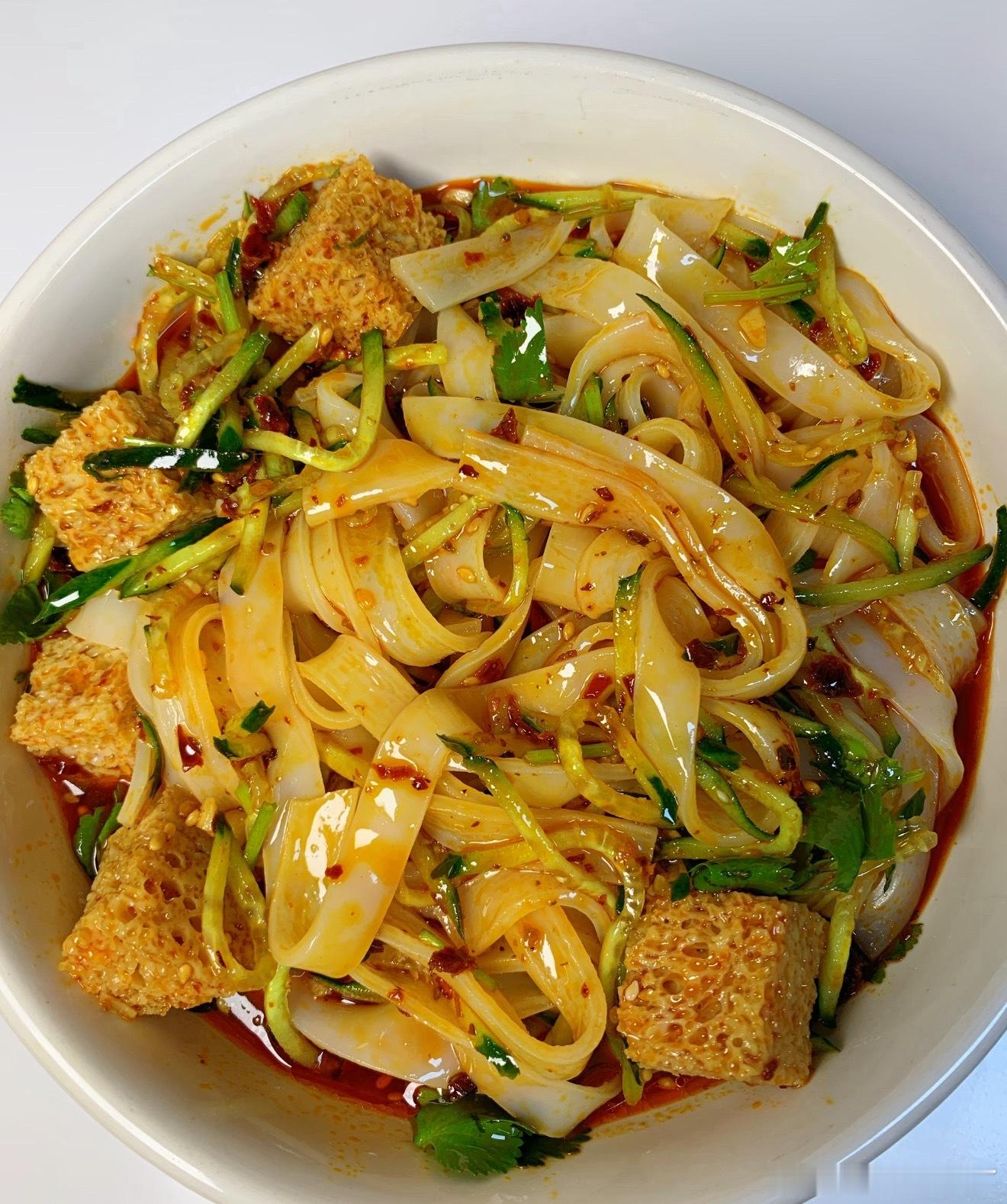 消夏美食蝉鸣盛夏，各色清凉美食登场。劲道凉皮、冰爽冰粉、酸甜冷面轮番上桌，搭配冰