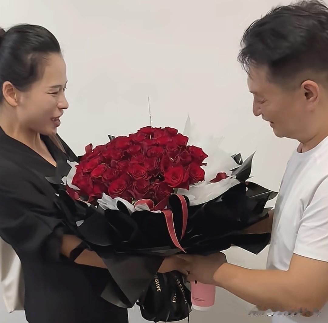 世豪二姐下班回家，进门就收获丈夫和孩子准备的七夕惊喜。客厅摆放玫瑰、蛋糕与饭菜，