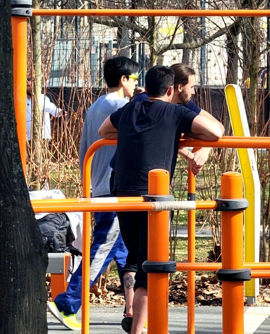 44岁彭于晏，布达佩斯晨练的路透直接炸了。
 
网友在英雄广场附近的公园偶遇他，