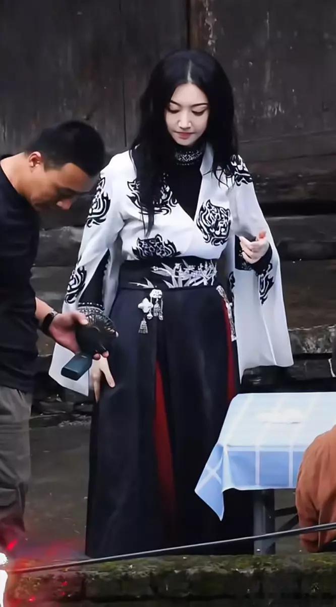 景甜工作室进高人了景甜龙骨焚箱的衣服才是丑绝了看大家说这一秒像综艺短剧和剧本杀，