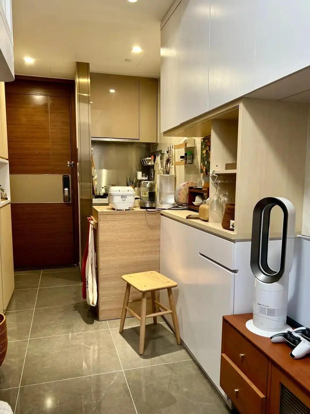 博主 @苏悠悠的 12㎡小屋，总价 400W，首付 80W，月供 1.4W，住了