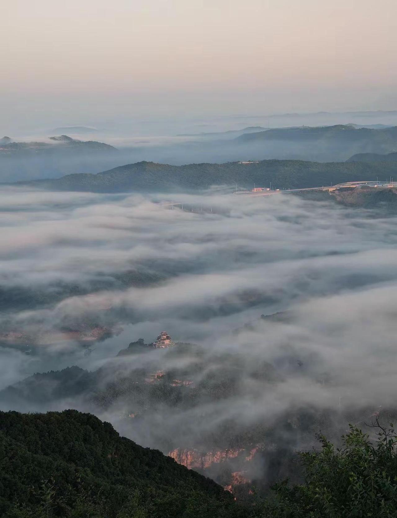 看淡世事纷扰，守好内心安稳。闲时观风月，忙时赴前路，平凡日子自在随心。被山顶的云