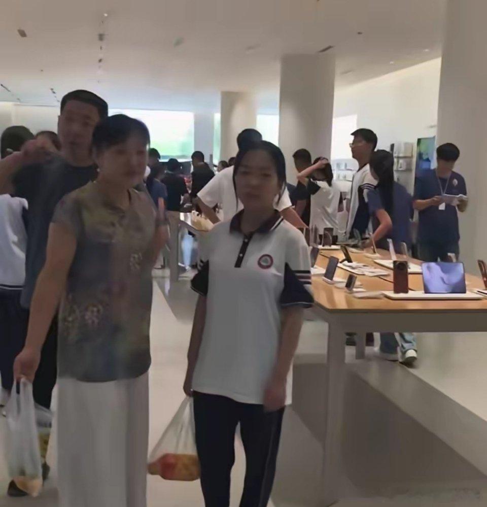 高考结束后，华为手机店人山人海看来国产品牌真的越来越好了！ 