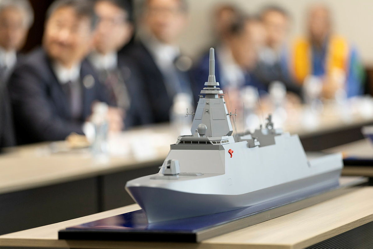 澳村副总理兼防长理查德·马尔斯考察三菱重工长崎造船所的更多照片