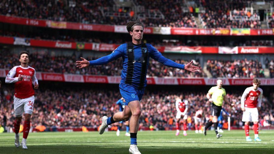 阿森纳队又双叒叕地意料之外、情理之中地在争冠阶段掉链子。

多线作战、却又缺少有