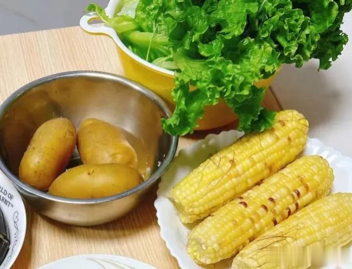 #我家餐桌入秋了# 
生活不过一日三餐四季，柴米油盐酱醋茶。有烟火味的生活，才是