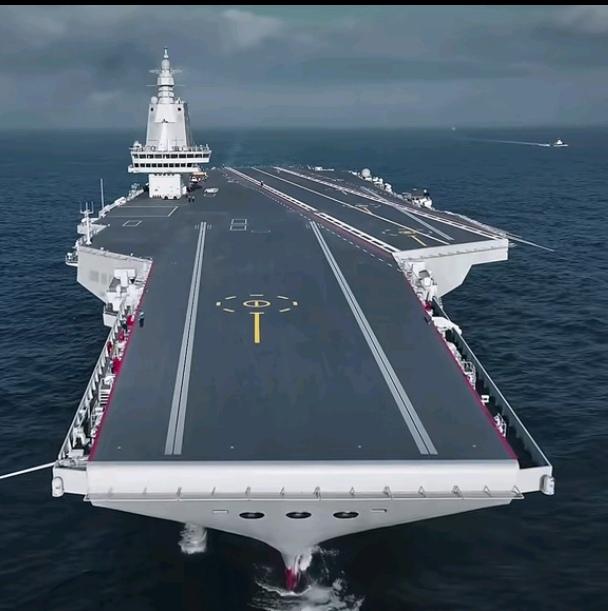 中国第三艘航空母舰真壮观。