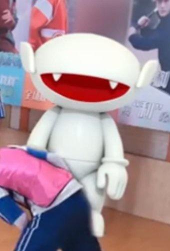 仔细盯着边边角角，放大声音不想错过爽朗的笑，哥这资深二次元，跟娇嫩的粉色好配，好