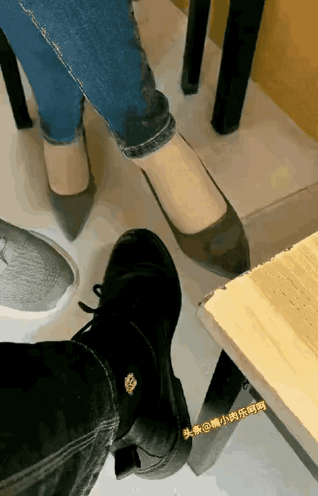 郎有情，姐有意，不言自明；此处无声胜有声。[我想静静]
（视频源于网络）