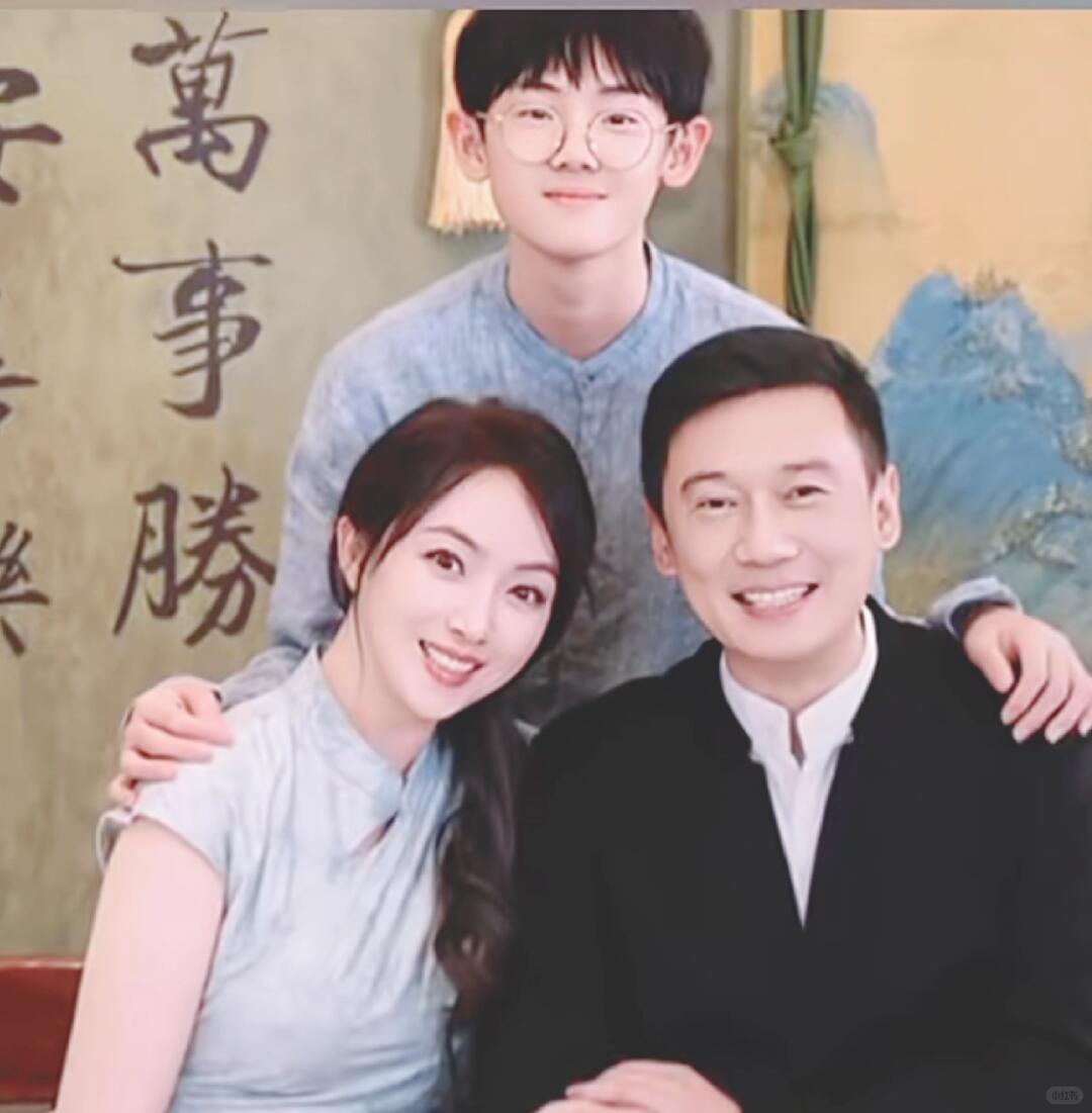 刘晓洁 & 徐洪浩：娱乐圈最低调的“父女档”夫妻
 
一、初见：他一眼心动，她警