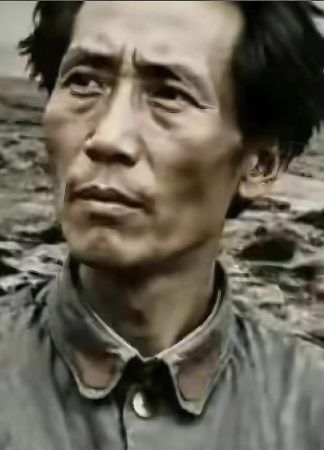 这张43岁的照片看得人鼻子发酸，衣衫磨得发毛，人瘦得颧骨突出眼窝深陷，完全看不出