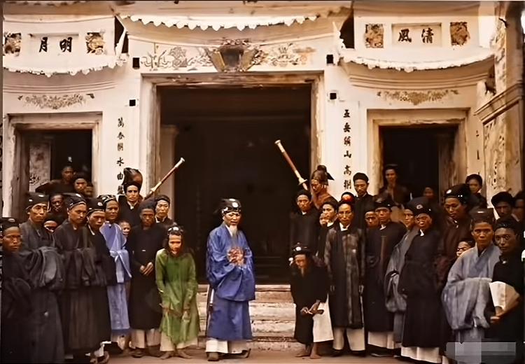 1909 年，越南一位知府大人参加庙会时的一张留影。