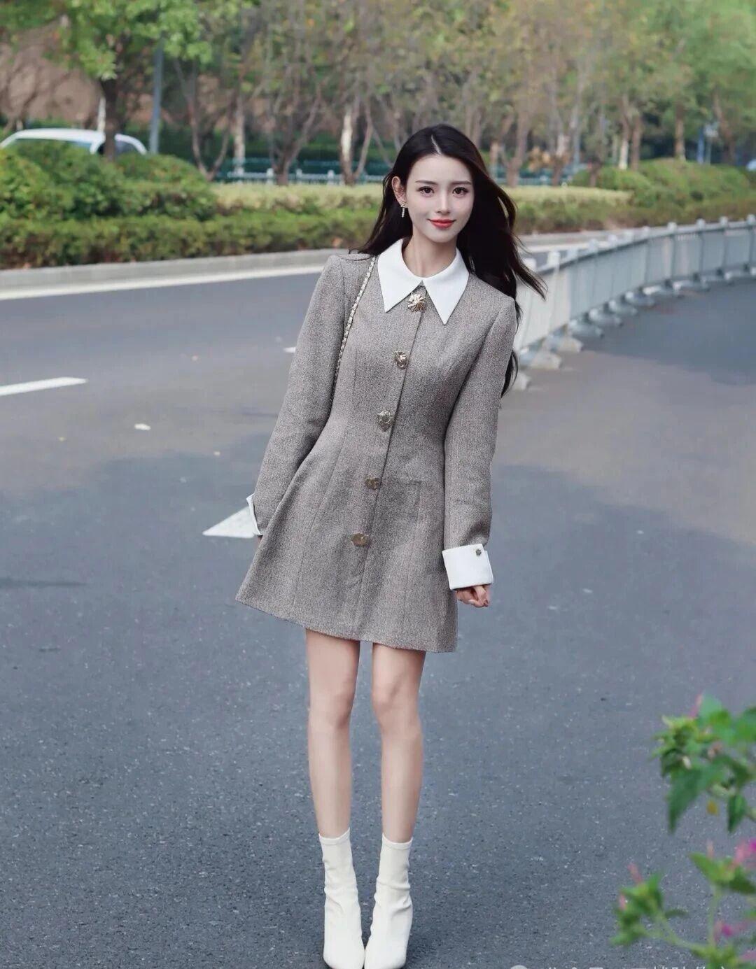 《晨光里的风景线》
这是城市清晨七点的魔法时刻。她站在林荫道的分界线上，灰色格纹