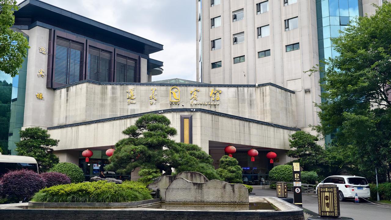 遵义，扭转乾坤的遵义会议在此开，住在遵义宾馆，窗外就能看到烈士陵园。遵义烈士陵园