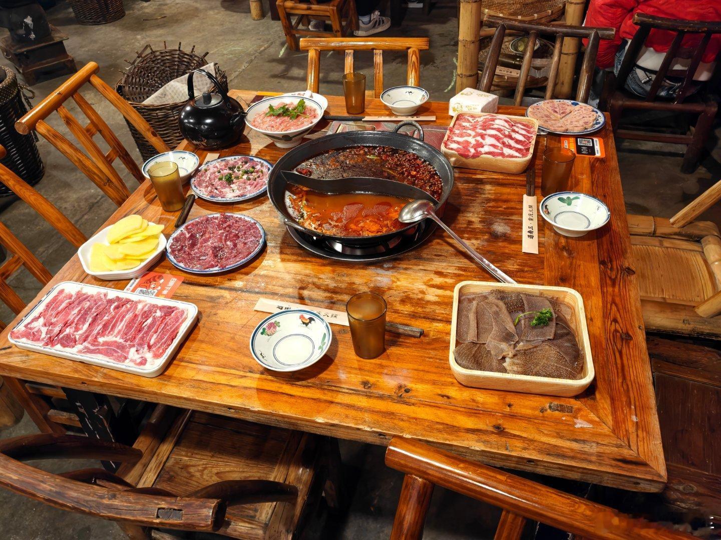 今天吃顿好的 满满登登的两桌火锅 一桌大人 一桌小孩儿 我点单，图总买单  争取