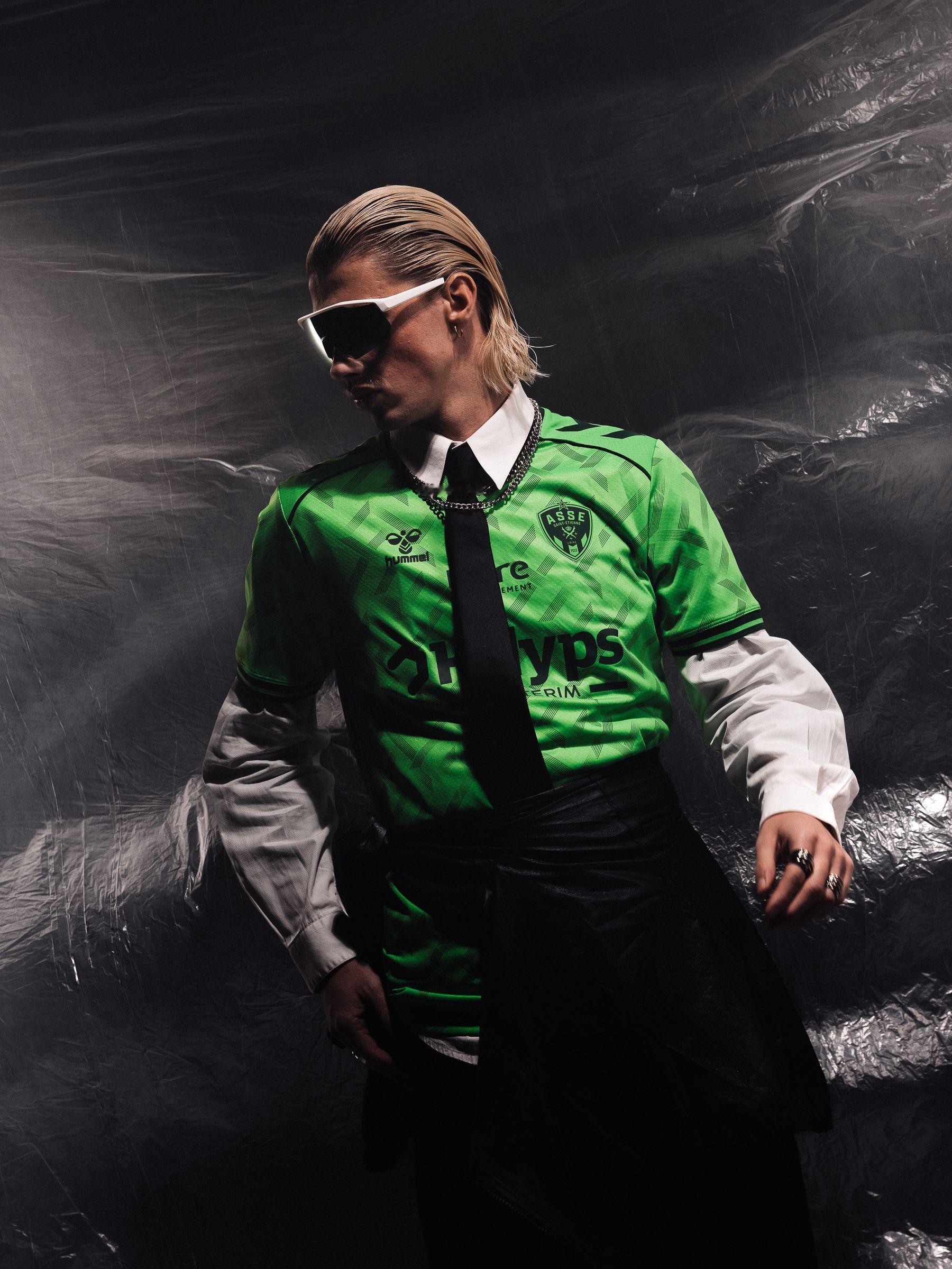 圣埃蒂安这款球衣，因为甜茶的“带货”，打破了球队的售出纪录。球衣法甲