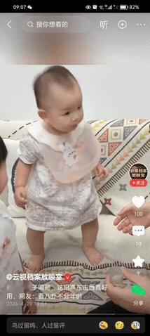 “这反转猝不及防”！爸爸捏住大女儿的鼻子，准备给喂大女儿喝药，小女儿赶紧凑到跟前