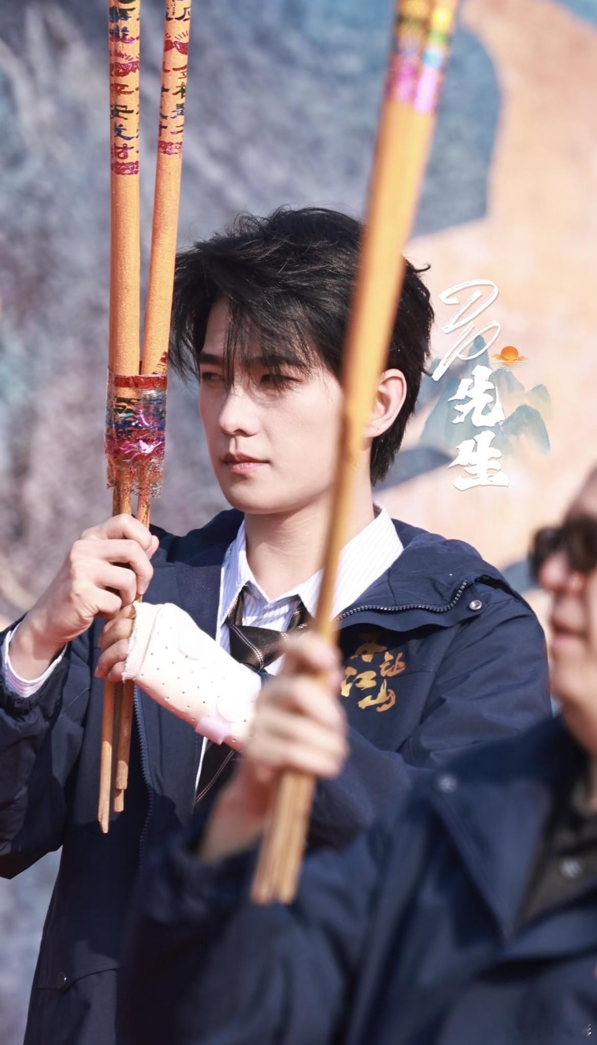 杨洋左手受伤杨洋前段时间左手受伤了，今天《不让江山》开机路透，手还是被固定着，要