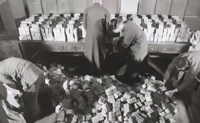 1949年，老蒋带着400万两黄金来到了台湾，400万两也就是125吨，现在按每