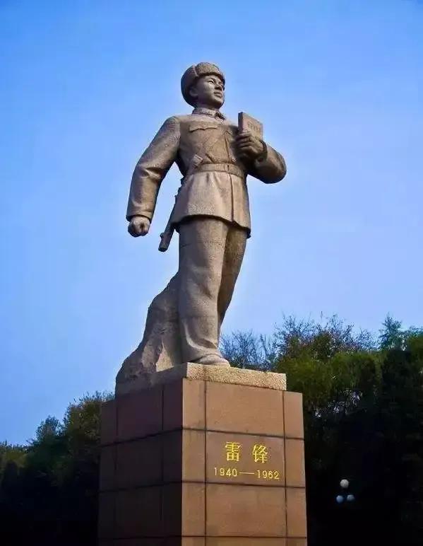 今天是“学习雷锋纪念日”，1963年3月5日毛主席在人民日报上发表“向雷锋同志学