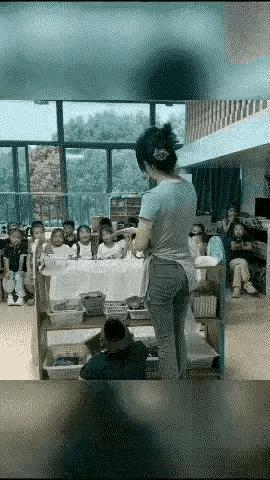 孩子们欢呼雀跃：老师你太厉害了，一会儿变来了，一会儿变没有。