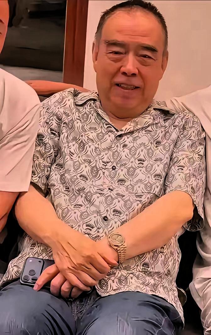 陈凯歌说，我现在老了，74了，平时就跟我老伴陈红在三亚住住。这边暖和，房子大，能