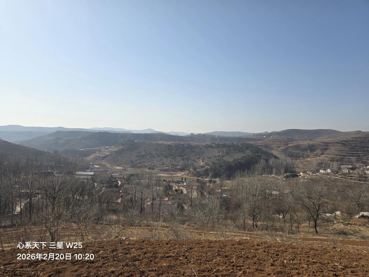 七律·丙午春望
        字臻仙
晴郊极目势如虹，万里山河入望中。
新土翻