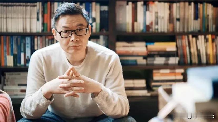 朋友阿邦今年已经40多岁了，目前在老家小县城的一家化工厂当车间主任，虽然大小是个