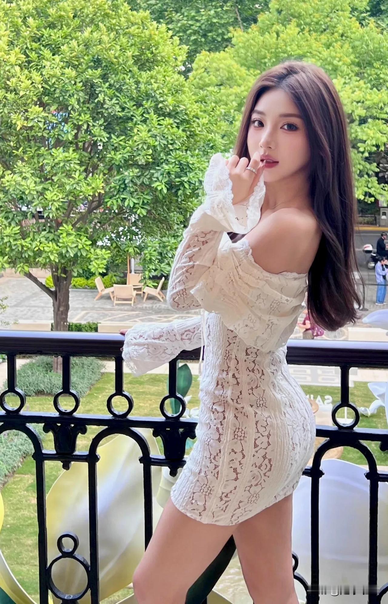 美女夏季宅家里的幸福时光