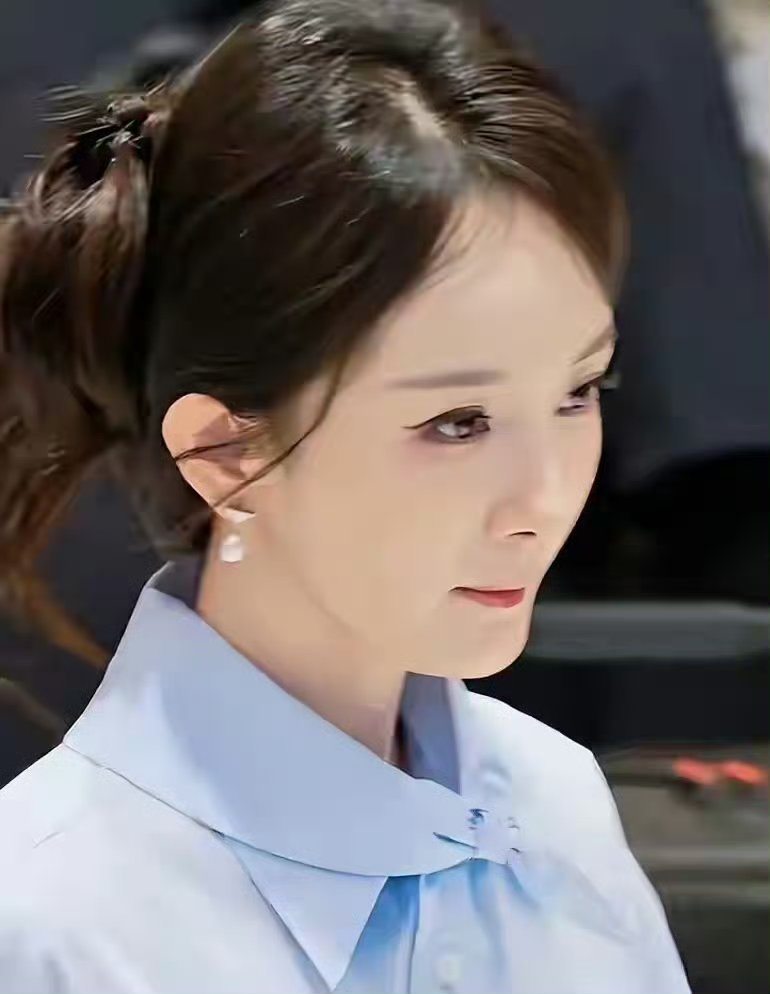 杨幂身材不错腿很美，依然是女神但已经驾驭不了少女装扮了泪沟明显嘴更瘪了 