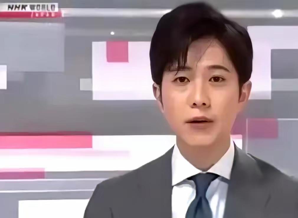 在日本电视台干了22年，一个中国籍播音员，在全球直播的镜头前，突然用中文一字一句