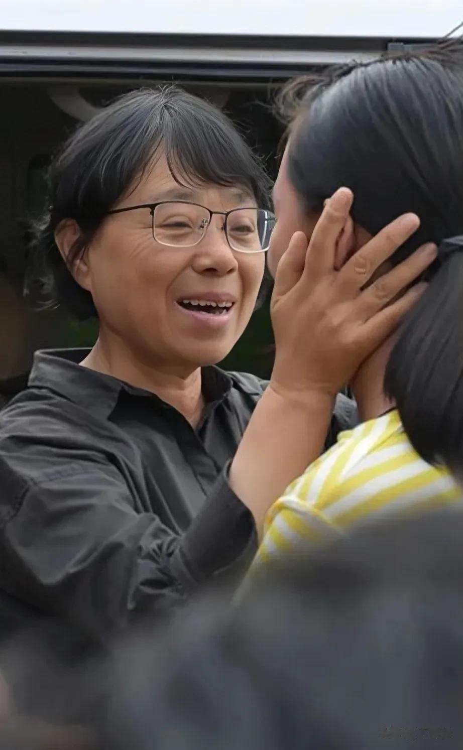 采访中，主持问张贵梅:你办学校，为什么只教女孩子，男孩一起教不好吗？张桂梅脸色骤