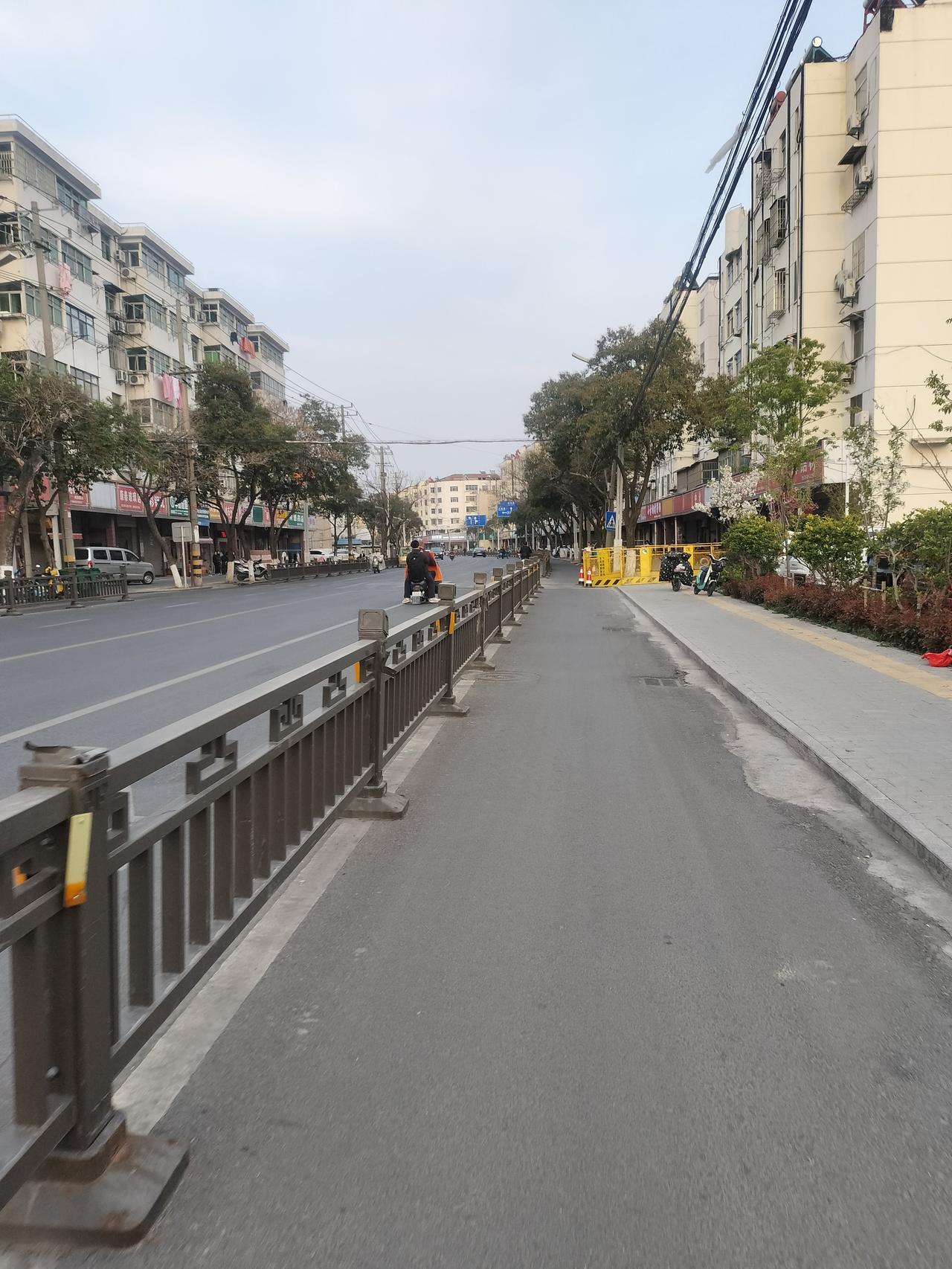 老宝应人都记得城北的六号岗亭。
坐落在县城主干道尽头，挨着绕城路，一头连着城区，