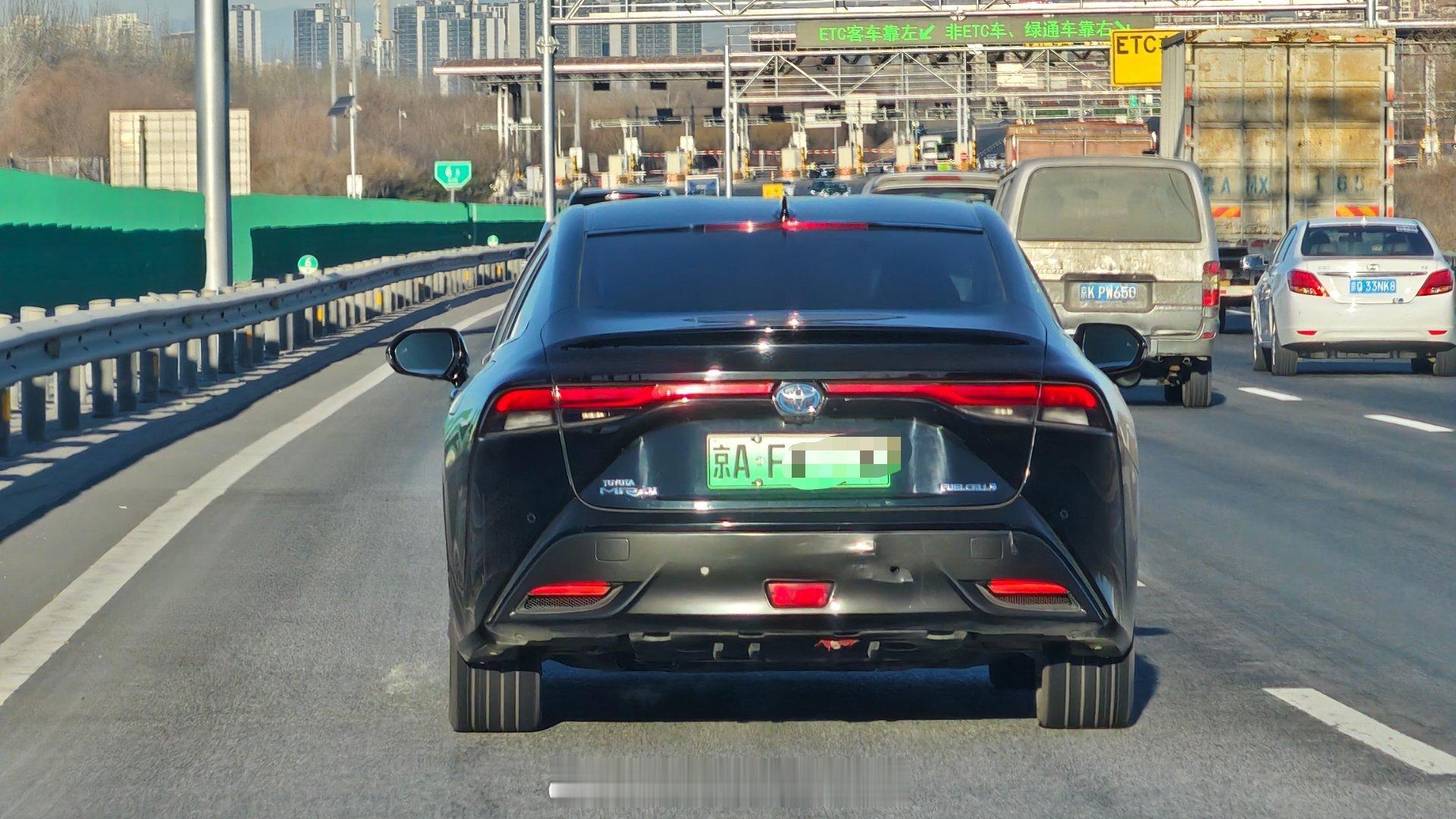 一开始觉得开Mirai比开一台纯电还要里程焦虑，但打开地图一看也还行，加氢站还是