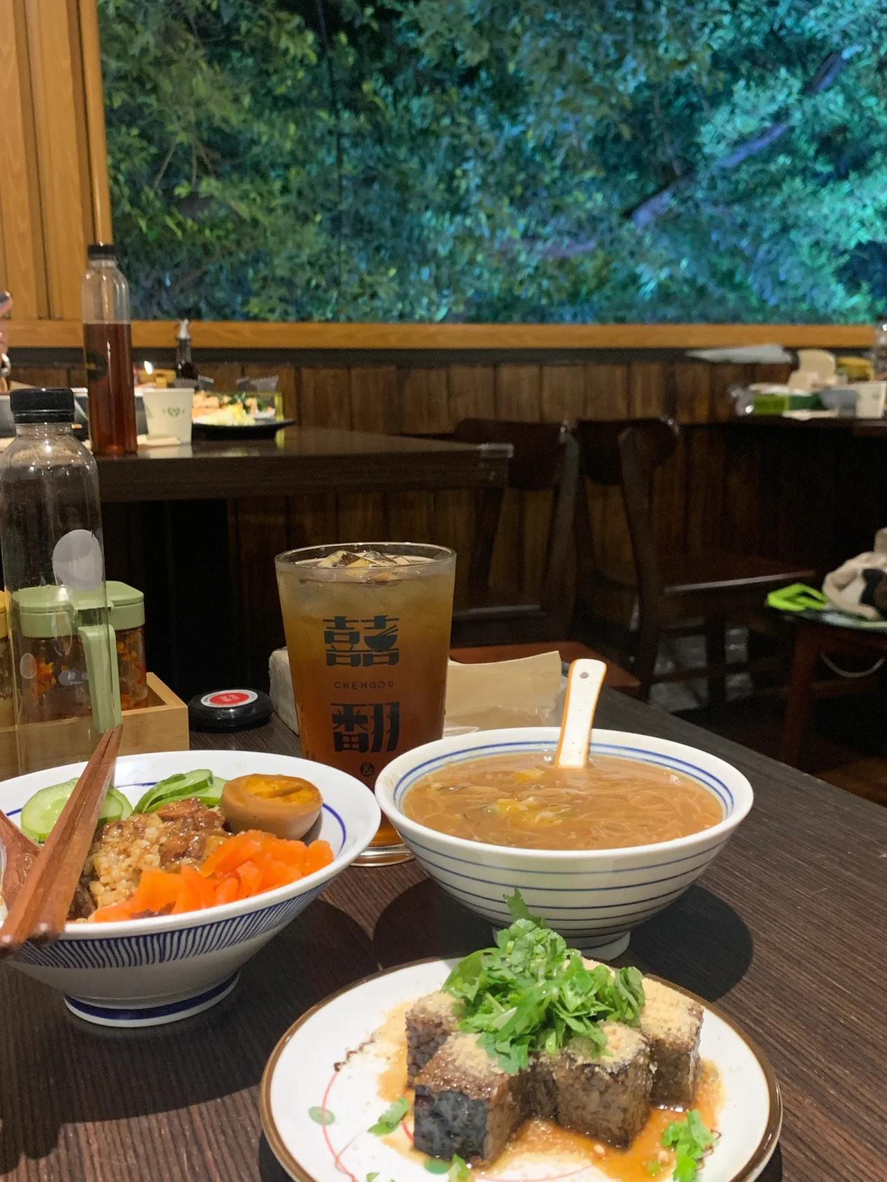 成都｜一家无比温馨又平价的台湾菜餐厅

就在玉林，是一个很温暖的两层小楼，人均5