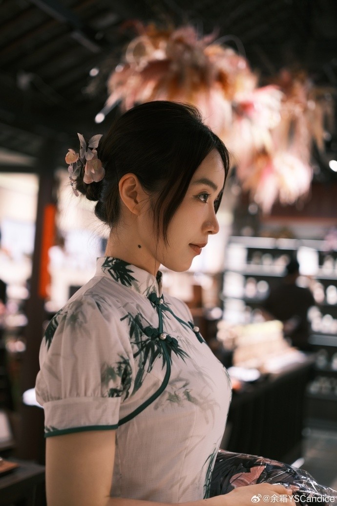 余霜晒照：旗袍上的竹影跟着步伐轻晃江南的温婉都在眼里