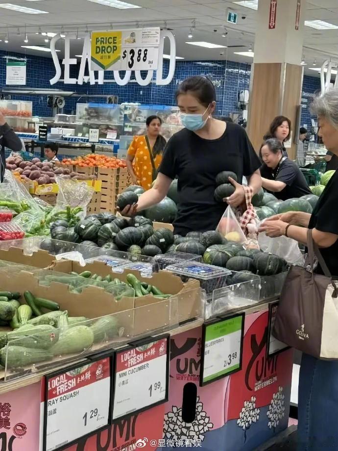 温哥华超市偶遇王祖贤 网友近日在温哥华的超市偶遇了王祖贤，从晒出的照片来看，她身
