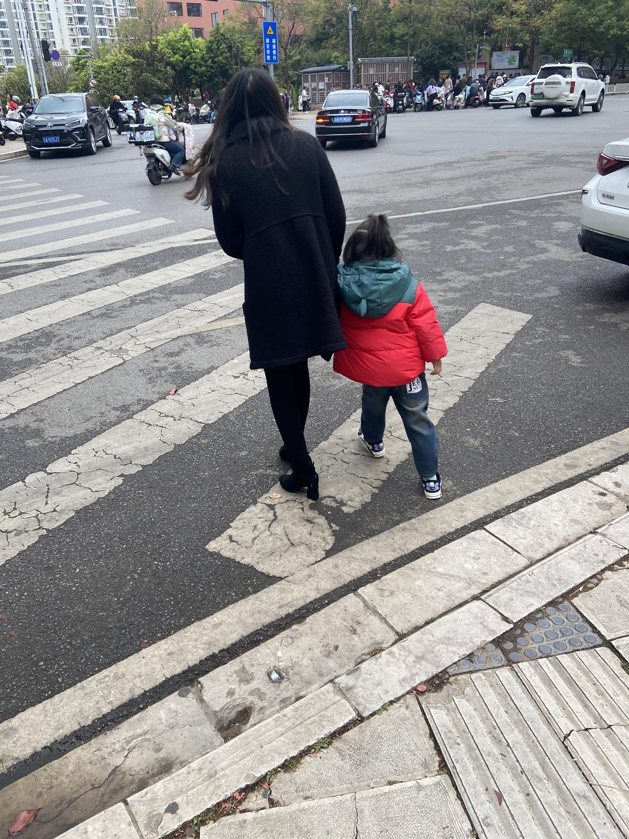 阴云密布，春风直往衣服里灌，偶尔还有雨滴吹到脸上，下午四点过我又出来跑步了。穿上