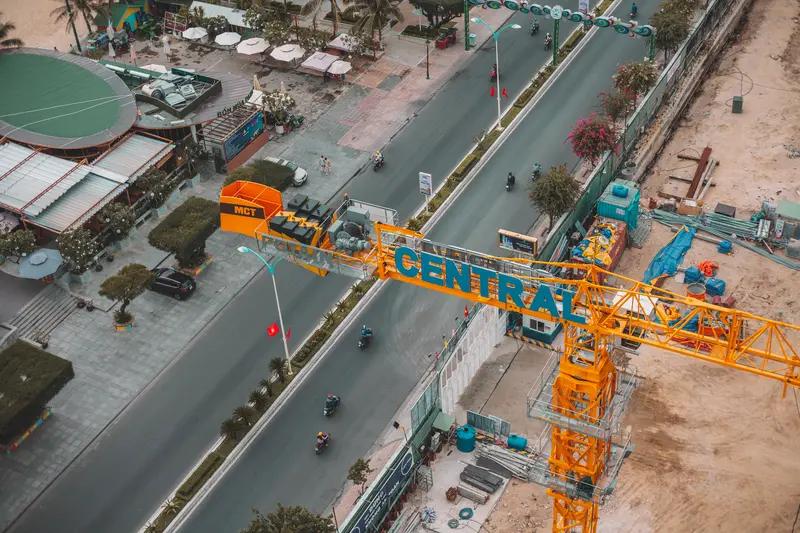 越南基建项目推进难，原因是多方面的。资金上，虽吸引了不少外资，但大多流向产业投资