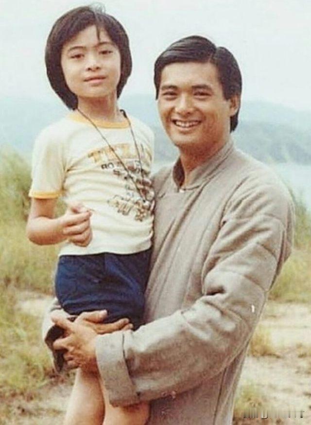 1982年，27岁的周润发抱着10岁的樊少皇。

拍摄这张照片时，周润发正在拍摄