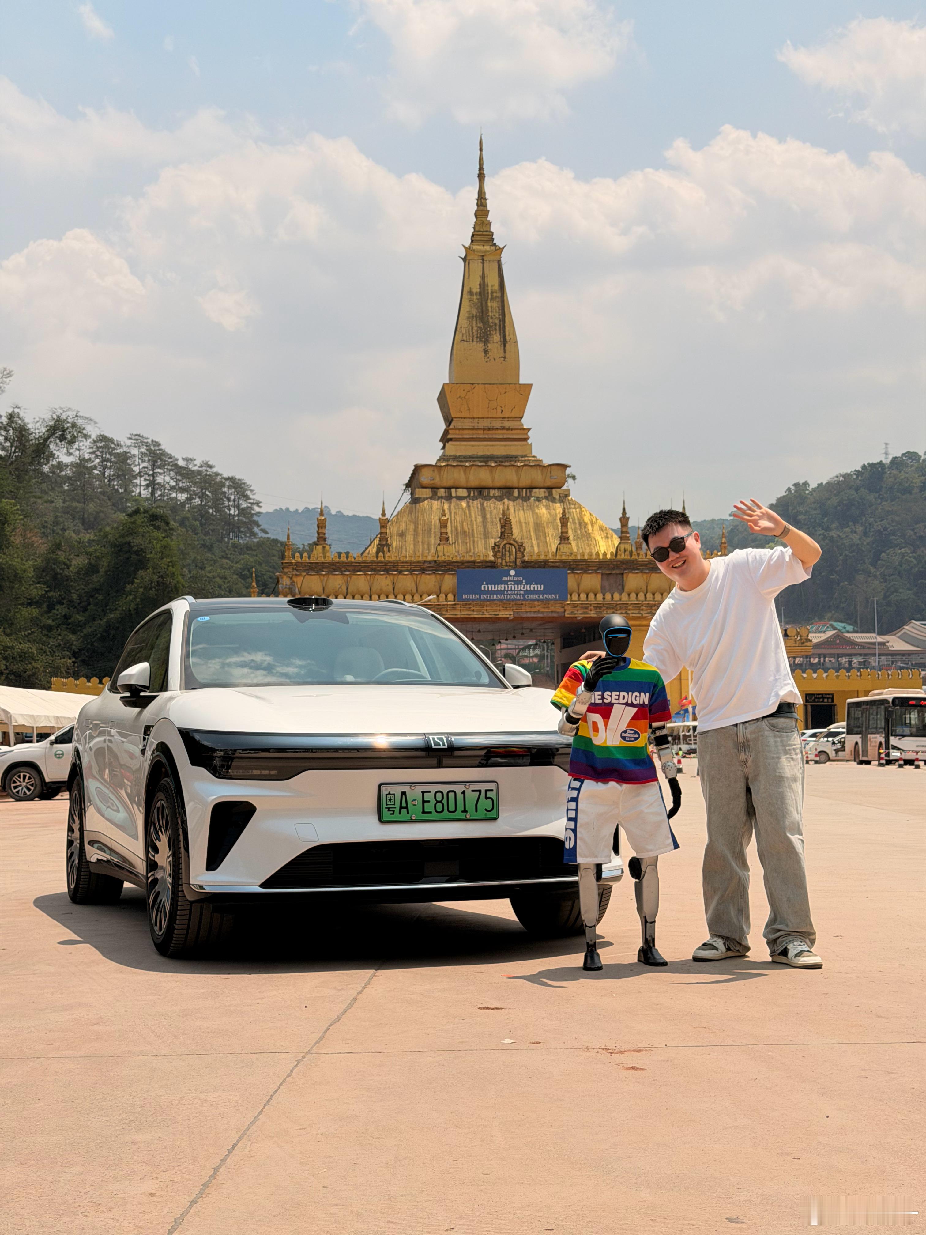 今天开始开着中国电车极氪7X，副驾坐着中国机器人！一路从西双版纳开到曼谷上午已经