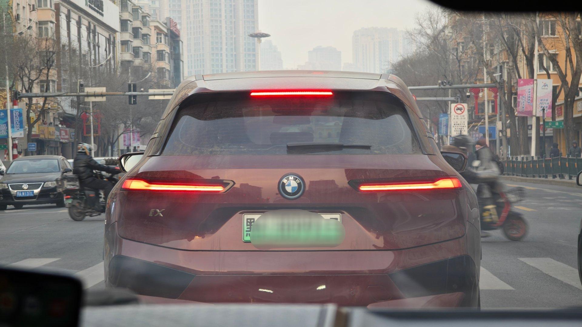 哈尔滨街头，除了出租车，其实纯电车不多的~偶然看到一台还是觉得蛮特别~而且还是一