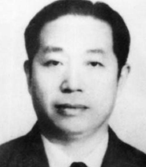 1937年，华克之站在延安窑洞前，他是军统悬赏十万大洋的“百变杀手”，两次刺蒋失