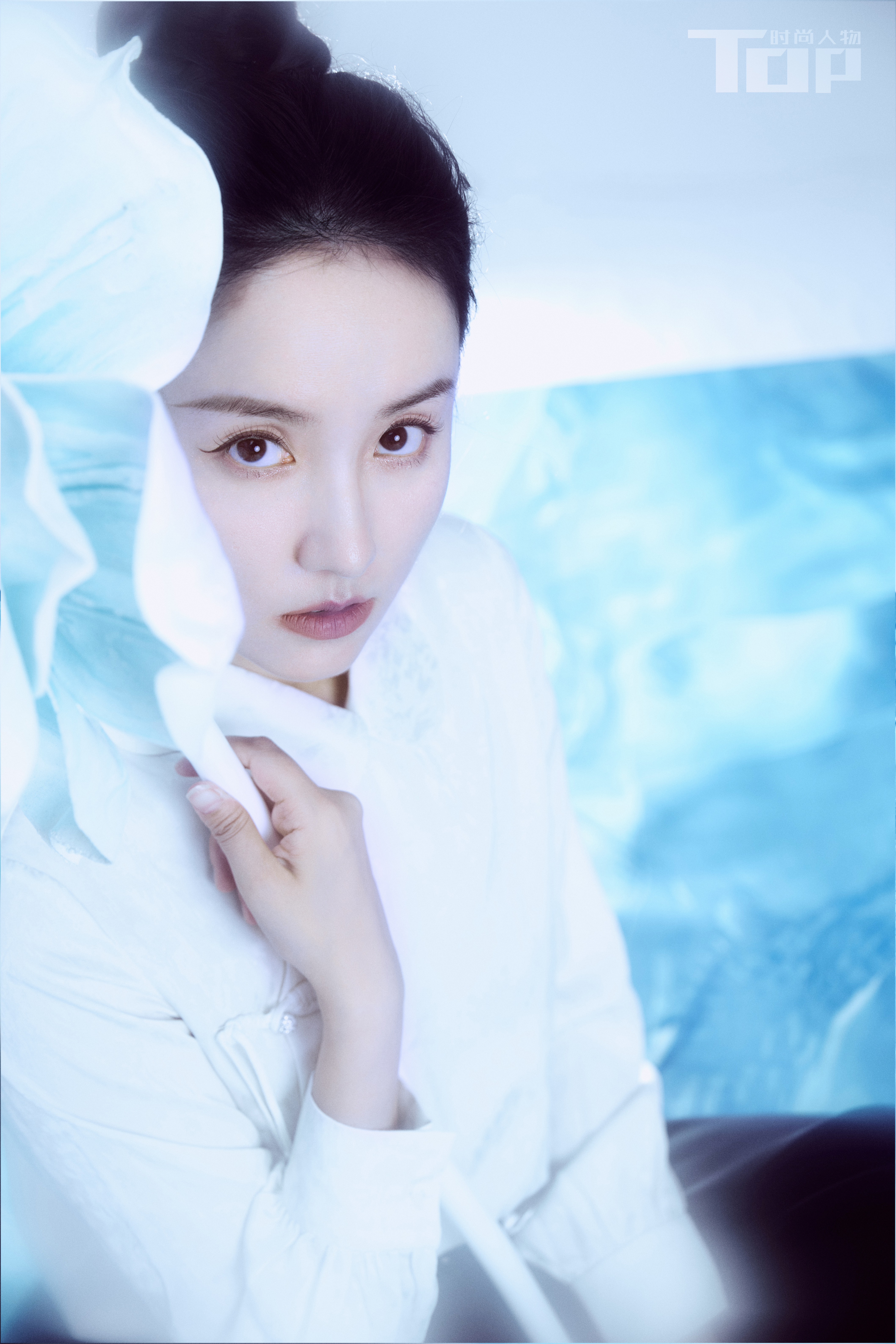 #演员吕一[超话]# Tops时尚人物 X 吕一十月封面｜热忱如初荧幕里，她是美
