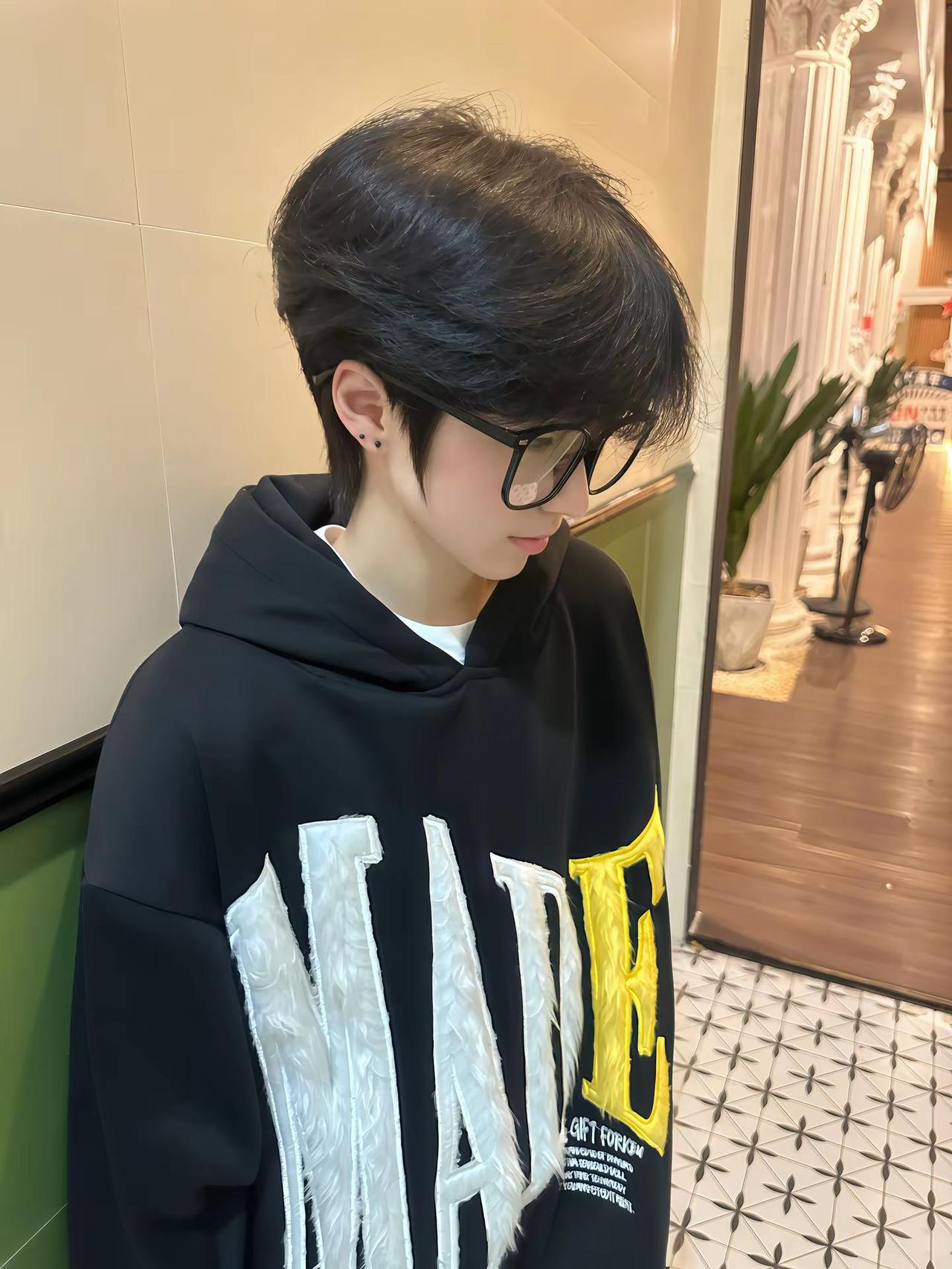 我总想在你的世界留下深深地痕迹 或是浓墨重彩的一笔 现如今我意识到你或许从没让我