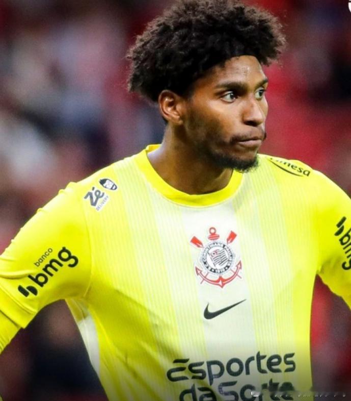 进球网报道，AC米兰正为科林蒂安门将雨果·索萨准备新报价。米兰考虑1月就购买球员