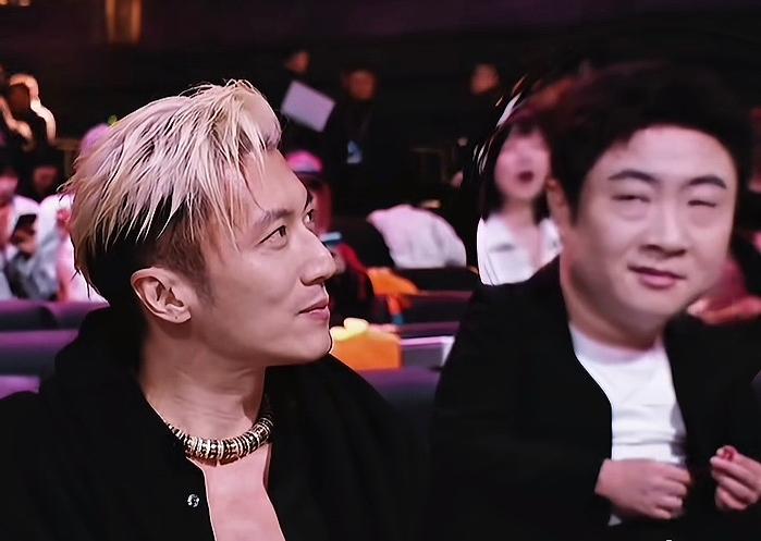 请描述一下乔杉此刻的内心独白。
谢霆锋 乔杉