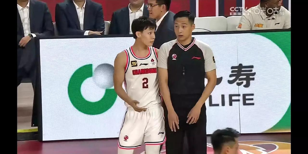 从昨晚广东输给山西的比赛可以看出：这个赛季裁判的吹罚尺度确实是加强了！
这从广东