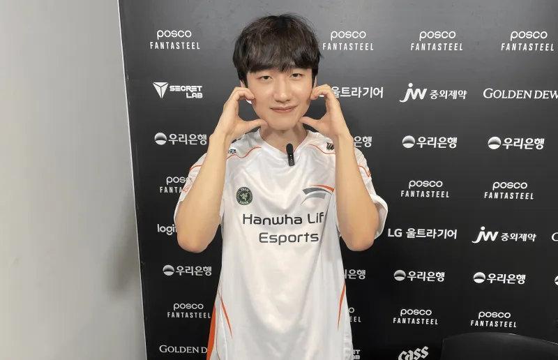 HLE以2比0战胜KT后，打野Peanut 选手接受外媒采访！Q：在最近的比赛中